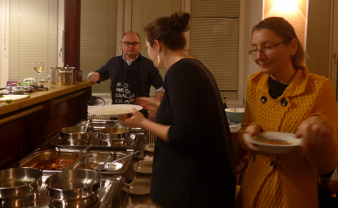 Der Koch persönlich uberwacht das Buffet. Auch Anna und Sabine haben es genossen.