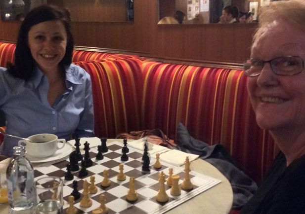 Schach generationenübergreifend: Katharina und Ilse.