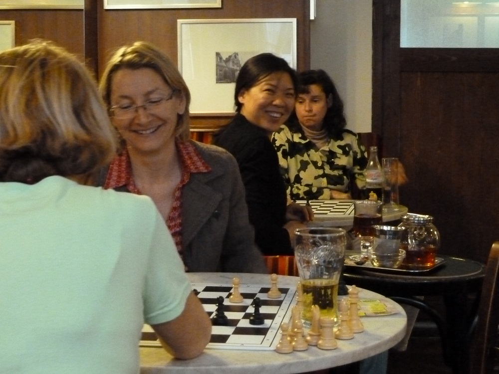 Sabine und Qinxia, zwei ernsthafte Turnierspielerinnen, genießen aber beim Frauenschachabend die entspannte Atmosphäre.