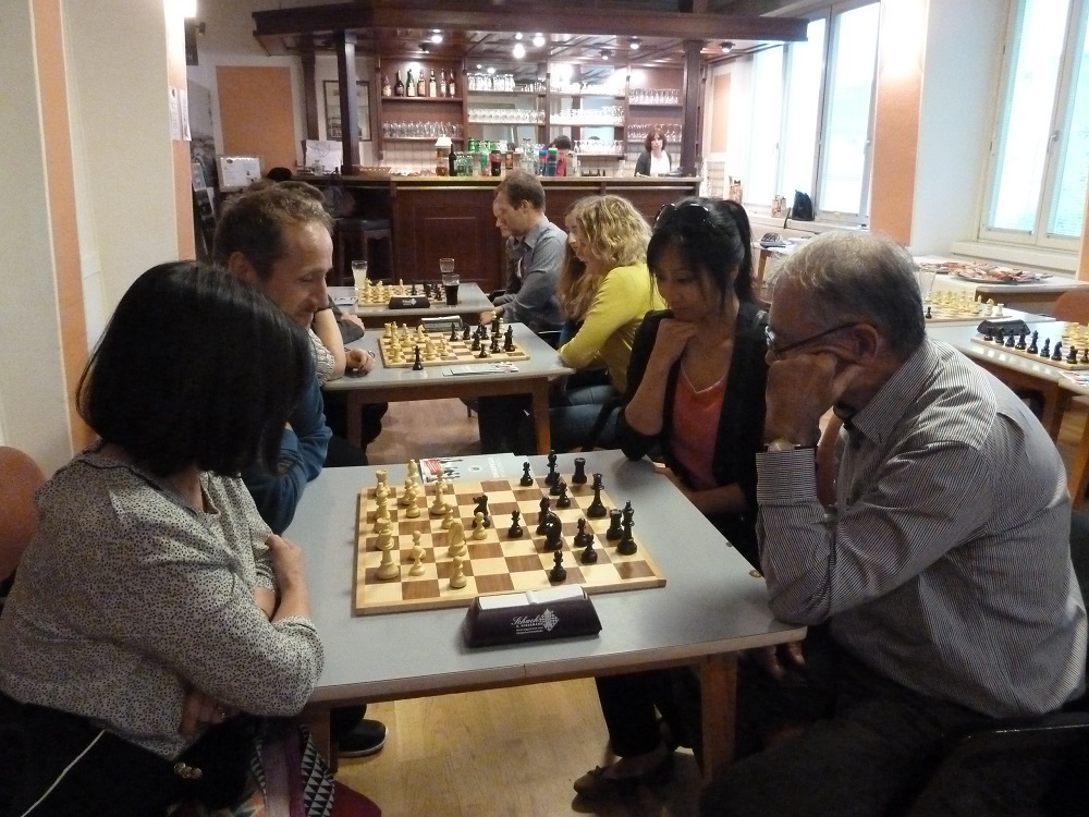 Schachfrauen und Schachmänner gemeinsam im Team. So kann es gehen.
